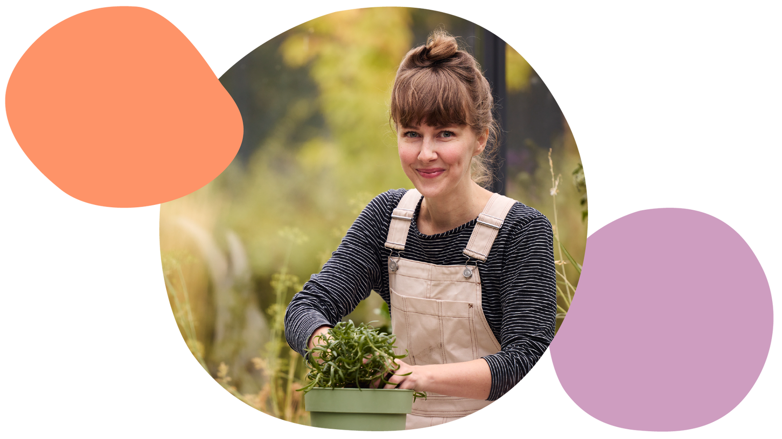 Kvinna i snickarbyxor planterar