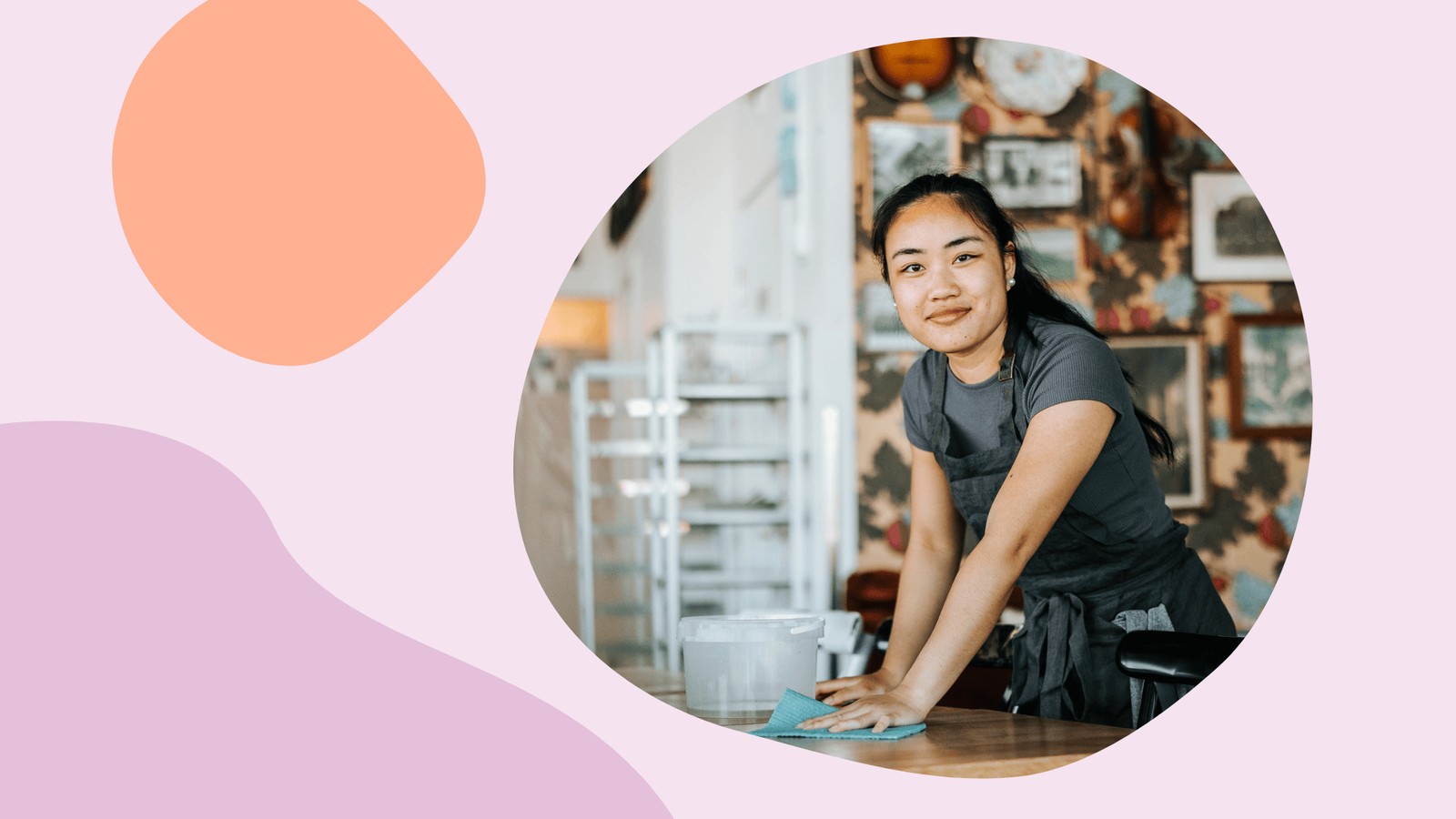 Ung tjej i en blobb torkar av ett bord